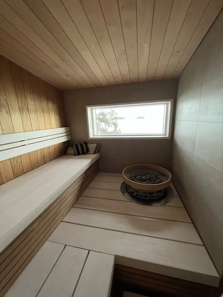 Vaalea sauna ja ikkuna järvelle